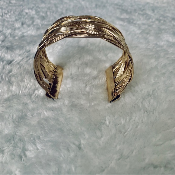 Fashionable gold wrist jewelry - Picture 3 of 4